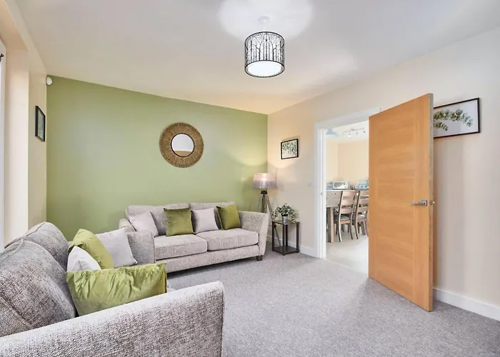 Stylish City Centre House - Parking & Garden