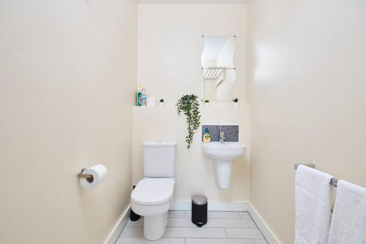 Stylish Centre House - Parking & Garden Apartment *